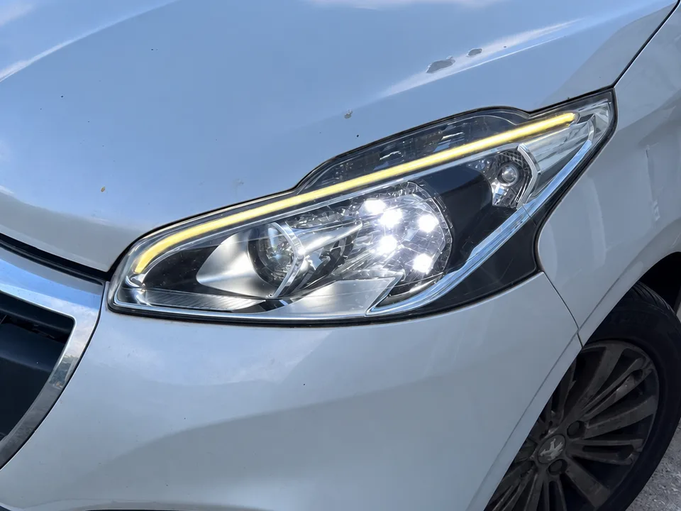 Passage en LED sur une Peugeot 208 en Martinique : phare après intervention