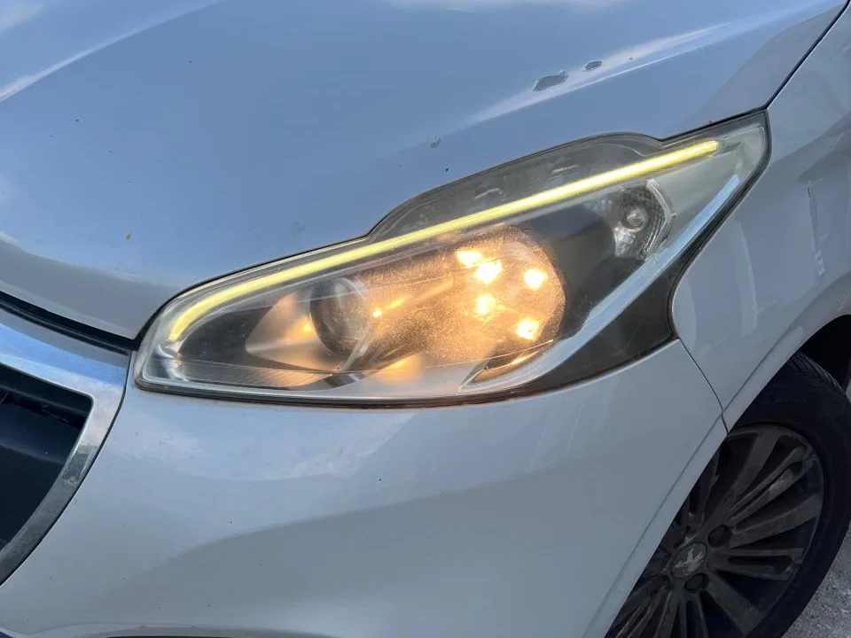 Passage en LED sur une Peugeot 208 en Martinique : phare avant intervention