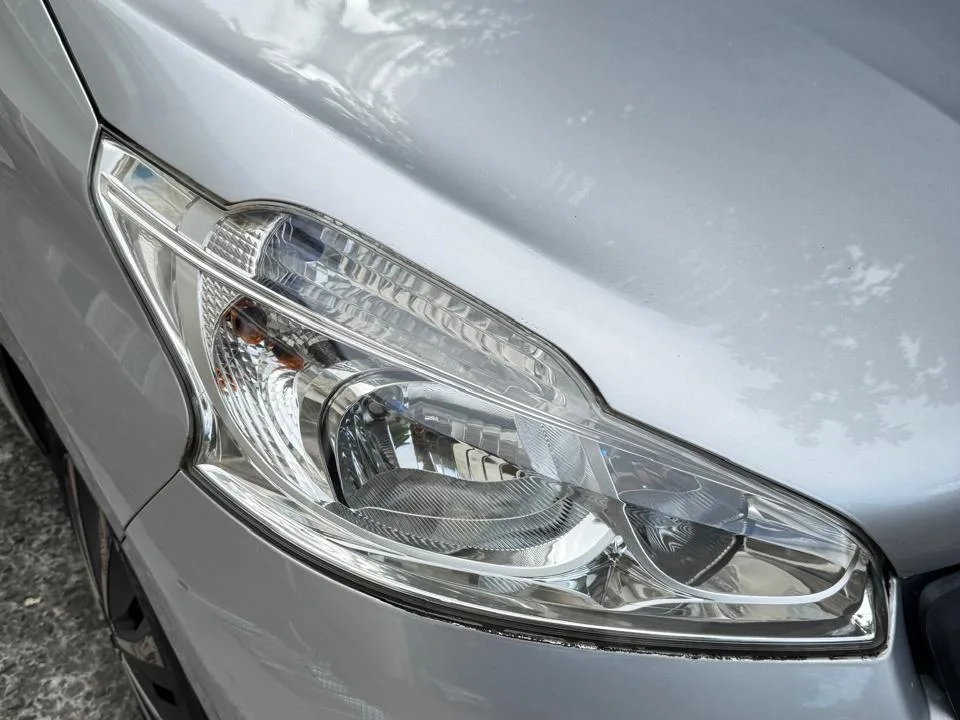 Peugeot 208 : phare après intervention
