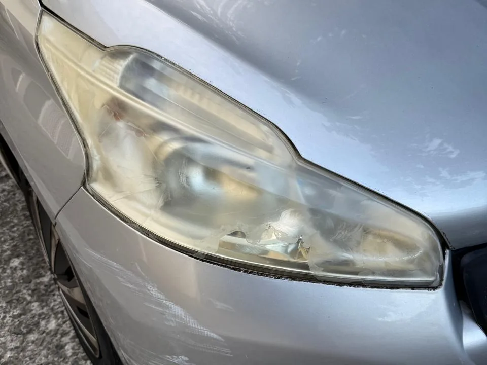 Peugeot 208 : phare avant intervention